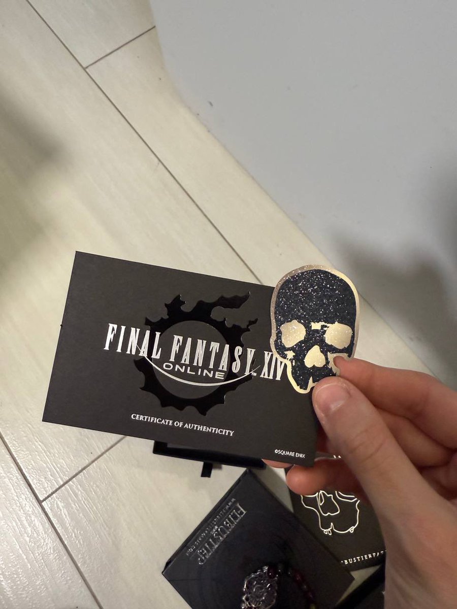 Lara Arlotta - Phenrir Mailoki (@phenrirmailoki) on Twitter photo <a href="/SquareEnix/">Square Enix</a> mi ha mandato in dono (immeritatissimo) questo INCREDIBILE bracciale a tema #FFXIV , creato in collaborazione con <a href="/FlibustierParis/">Flibustier Paris</a> . Ne esistono tre versioni, una per ciascuna Grand Company del gioco; io ho scelto The Maelstorm, che è anche la mia GC storica (e dopo <a href="/SquareEnix/">Square Enix</a> mi ha mandato in dono (immeritatissimo) questo INCREDIBILE bracciale a tema #FFXIV , creato in collaborazione con <a href="/FlibustierParis/">Flibustier Paris</a> . Ne esistono tre versioni, una per ciascuna Grand Company del gioco; io ho scelto The Maelstorm, che è anche la mia GC storica (e dopo