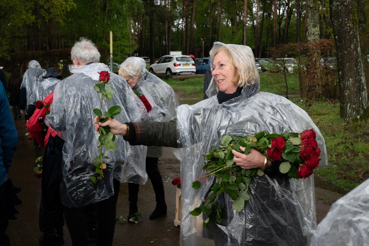 Op #NationaleVrijwilligersdag bedankt @kamp_amersfoort al haar vrijwilligers.
De 150 vrijwilligers, die de organisatie ondersteunen zijn onmisbaar om te groeien en bekender te worden. 
Dank voor jullie inzet en betrokkenheid!

#herinnerenbezinnenenleren

Foto: Bram Petraeus