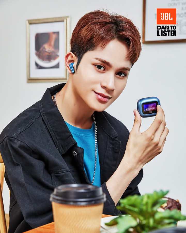 KAtrendsandup's tweet photo. It's definitely a treat – ☕ coffee, 🦊 Winston, and 📟 JBL Live Flex 3.
Customize your sound without even looking at your phone. Use the controls on the Smart Charging Case™ of the JBL Live Flex 3.
@hori7onofficial
#JBLPH #DareToListen
#HORI7ONforJBLPH
#JBLLive3 https://t.co/AAMNsp8UFt