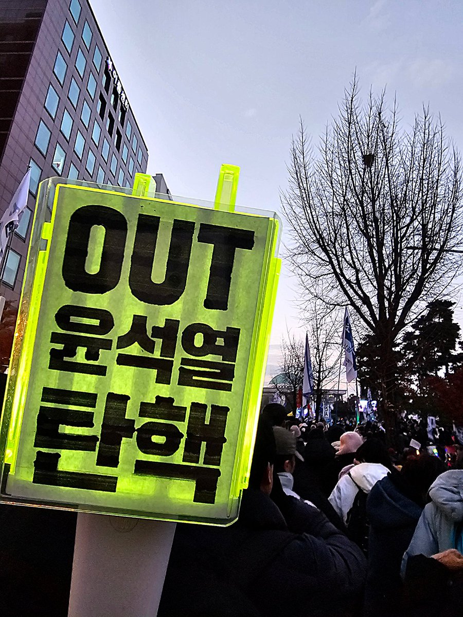 일주일 전 콘서트장에 있었는데
일주일 지난 오늘 국회 앞에 있을줄 몰랐다