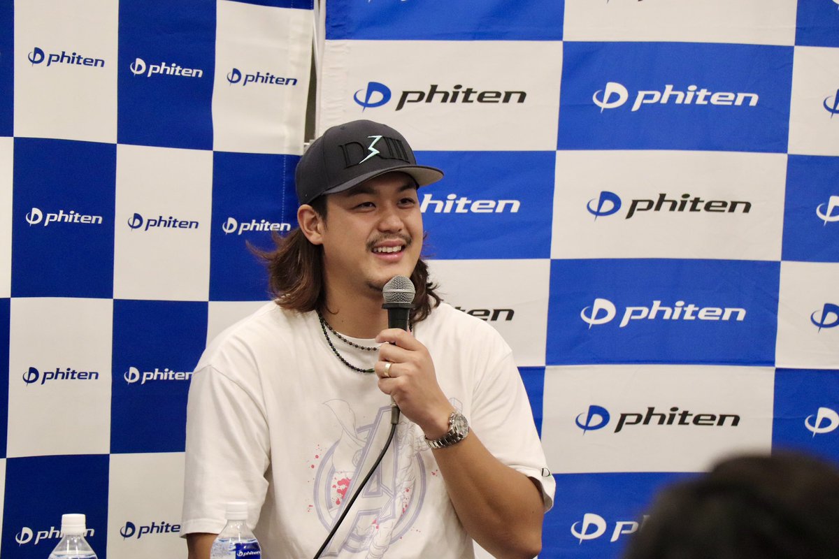 phiten_official's tweet photo. 【埼玉西武ライオンズ #髙橋光成 選手】
ファンミーティングを開催👏

#ファイテン のボディケアを日々取り入れてカラダのメンテは欠かせない髙橋選手。
シューズのナノメタックスコーティングもトーク中、実演🌀
イベントでしか聞けないプライベートの過ごし方やファンからの質問、ご実家のりんご農園の話まで楽しい時間はあっという間に‼️

ファイテンは、これからも髙橋選手をサポートして参ります👍