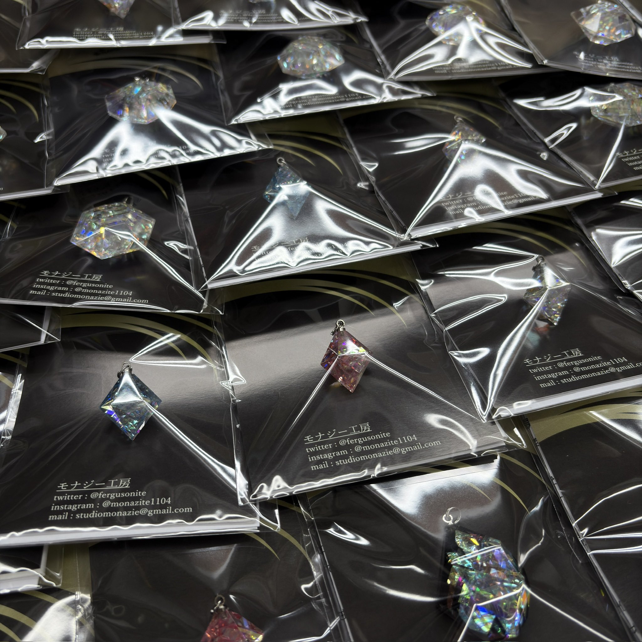モナジー工房 「虹の結晶」積層ガラス研磨アクセサリー専門制作 モナジー工房 「虹の結晶」積層ガラス研磨アクセサリー専門制作