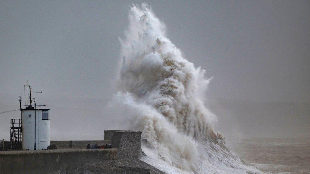 reviewwales's tweet photo. This photo of Porthcawl, Wales, at the top of the BBC homepage clearly shows people lining up to watch the big waves during a red weather alert. Clowns. Right next to the RNLI lifeboat station, too - the people who'll have to risk their lives if they get swept in.
#StormDarragh https://t.co/fIXUf0PnRT