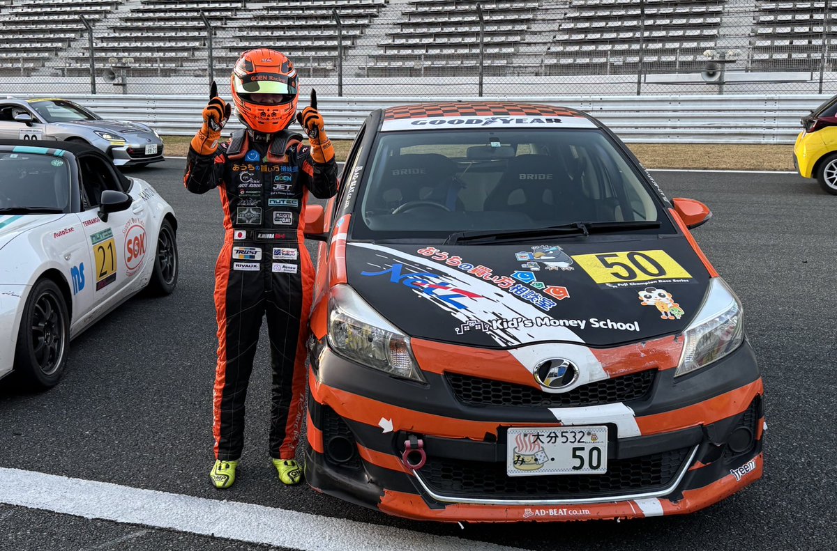 50racer50's tweet image. DREAM CUP 6時間耐久レース
クラス優勝しましたー

師匠と
「一緒に耐久レースに出よう」
と約束し、
9年越しに実現したこのレースですが、
もう一つの約束
「表彰台に上がる」
と言う約束を、
優勝で実現しました！

#DREAMCUP
#vitz
#富士スピードウェイ