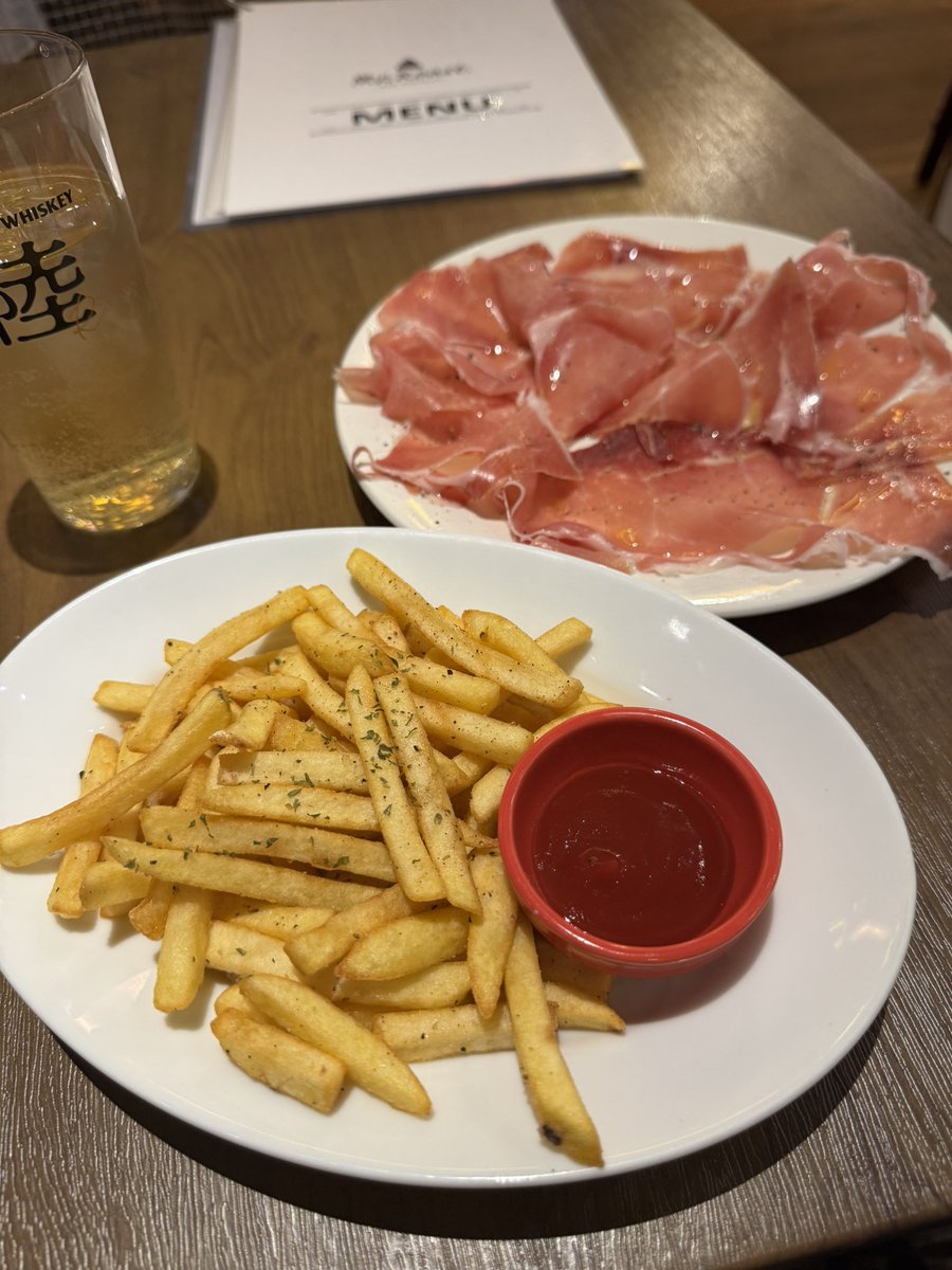su3_taka3's tweet photo. 炭火Roast. Red Graffiti@アソビル
今日は #フライドポテト #スペイン産生ハムハモンセラーノ をいただきました。
肉の日のガラポンの当たり券だけど😅
あと何回行けるかなぁ。
#アソビル #横浜 #炭火ロースト #横浜駅東口 #ランチ #RedGraffiti #バンクシー #レドグラ https://t.co/rLYSAlw3zH
