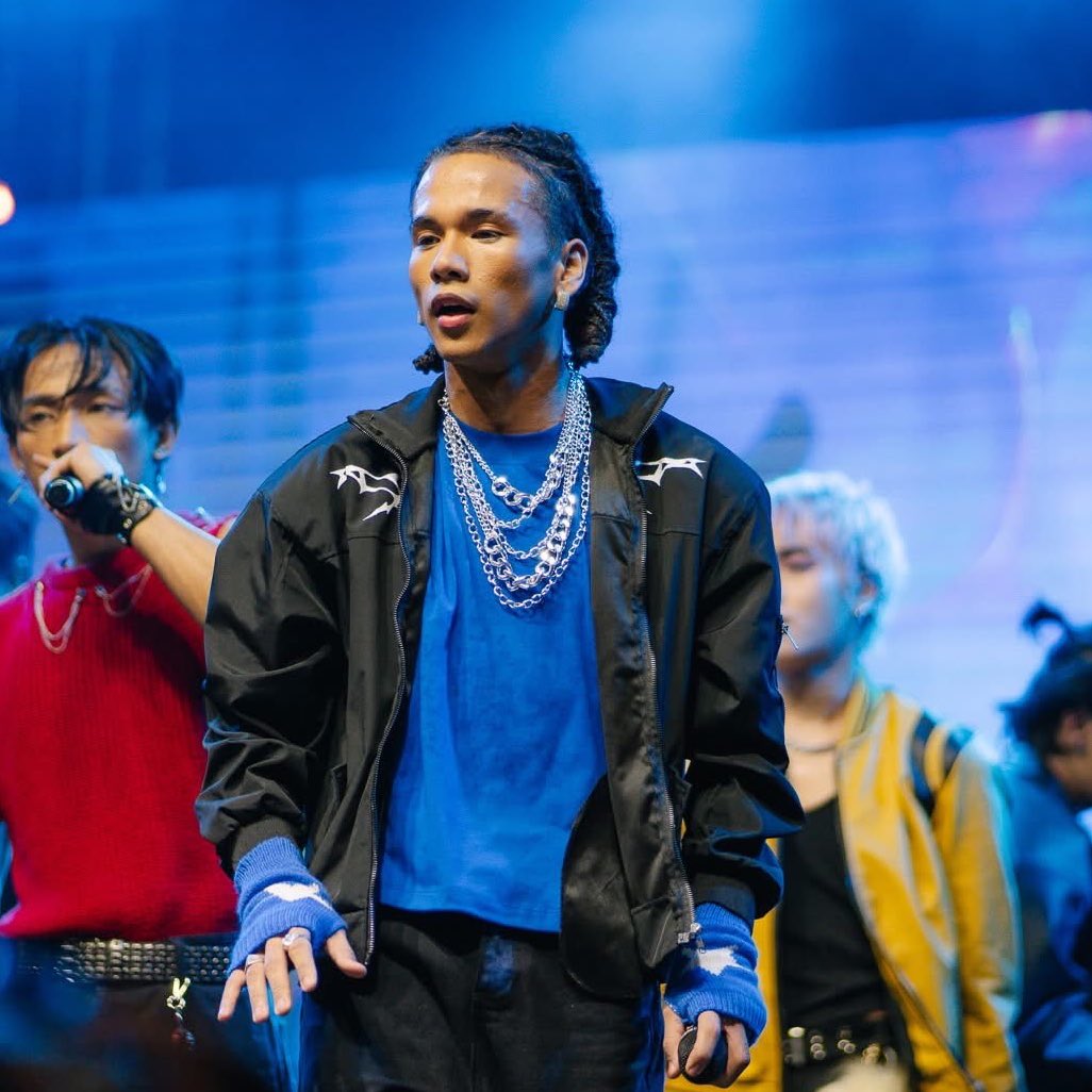 eto yung ini-aim ko sanang inspo sa outfit ko kaya naka-blue ako kagabi kaso naiwan ko naman yung jacket sa sobrang aligaga ko HAHAHA yan tuloy nginig sa NFT sobrang lamig