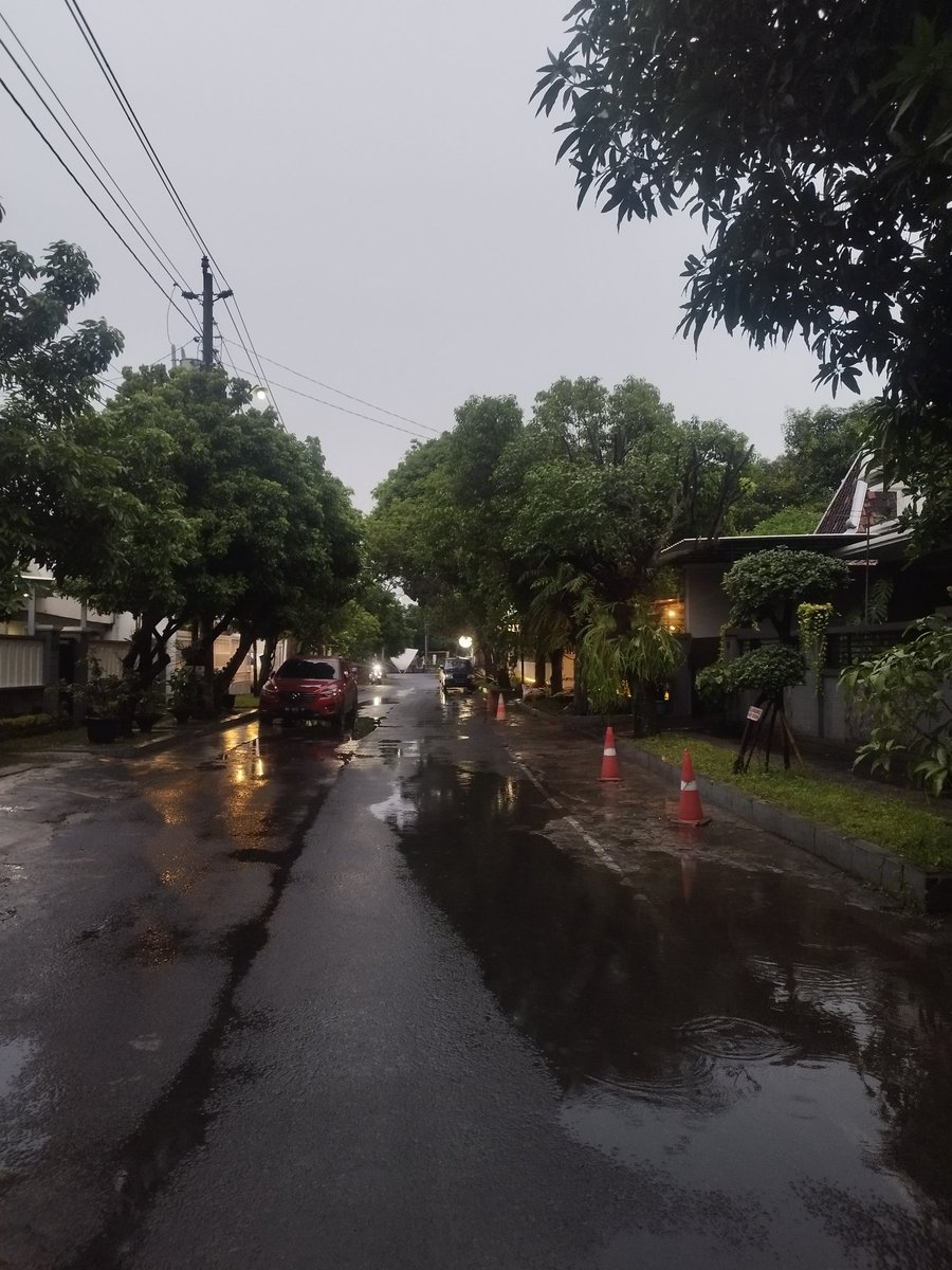 andiibrahims's tweet photo. Kembali pada era itu dengan semangat yang lebih baik. Hujan yang tak menghalangi langkah, membasahi jas yang rapi. Sepatu kulit melangkah menembus genangan di jalanan. Tak gentar walau hujan semakin deras. https://t.co/xwAiwJ5NUe