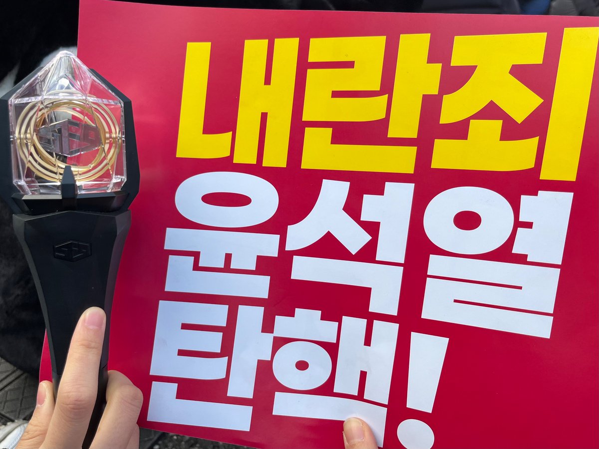 살면서 볼 수 잇는 아이돌 응원봉 다봣어요
음악방송 국회특집 같앗슴.. ^^