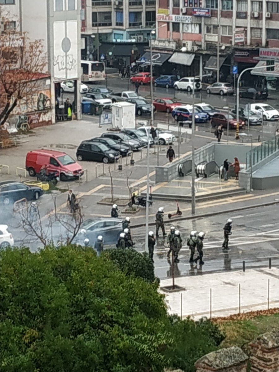 gazakas's tweet photo. Εκτεταμένη χρήση κρότου - λάμψης και δακρυγόνων από τα ΜΑΤ πριν λίγο μπροστά στο Δικαστικό Μέγαρο Θεσσαλονίκης για να διαλυθεί η συγκέντρωση συμπαράστασης στους χθεσινούς συλληφθέντες.

#antireport #skg #Thessaloniki #grigoropoulos https://t.co/la3tiGNYFD