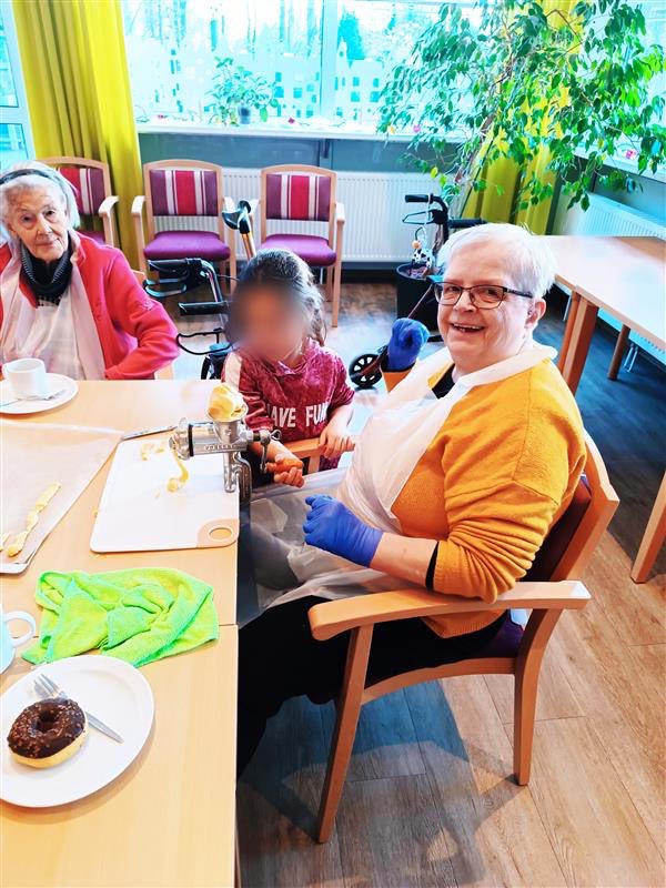 ✨ In der Weihnachtsbäckerei... ✨
Am 2. Dezember wurde es im #DRK #Altenzentrum so richtig weihnachtlich!  Die Kinder der KiTa Spatzennest #Dortmund waren zu Besuch und haben gemeinsam mit den Bewohner*innen fleißig Plätzchen gebacken.