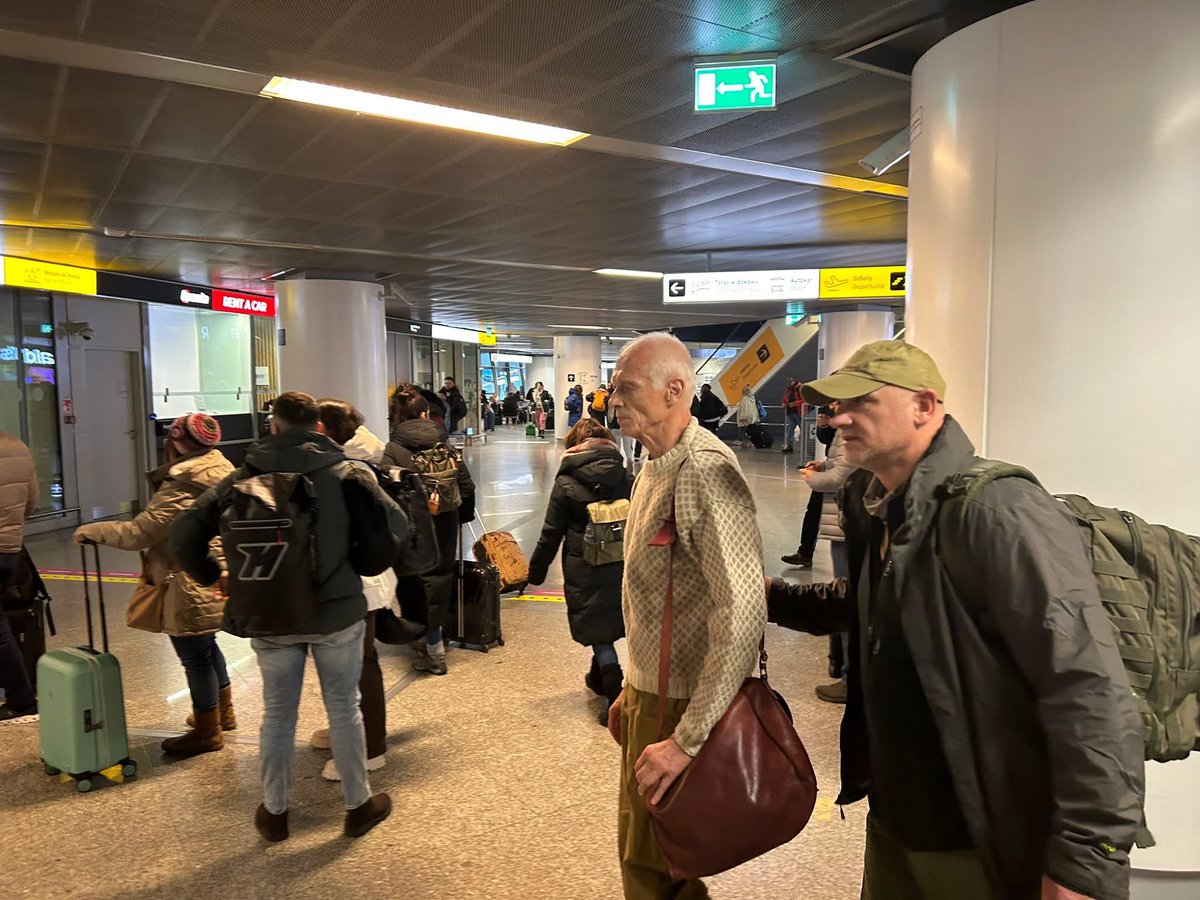 VotumNEWS's tweet photo. Господин Януш Валуcь вернулся в Польшу.

В варшавском аэропорту имени Шопена господина Валуся ожидал господин Гжегож Браун, депутат Европейского парламента.

📷 Rafał Górski / Газета Выборча https://t.co/O5WxH5aYuA