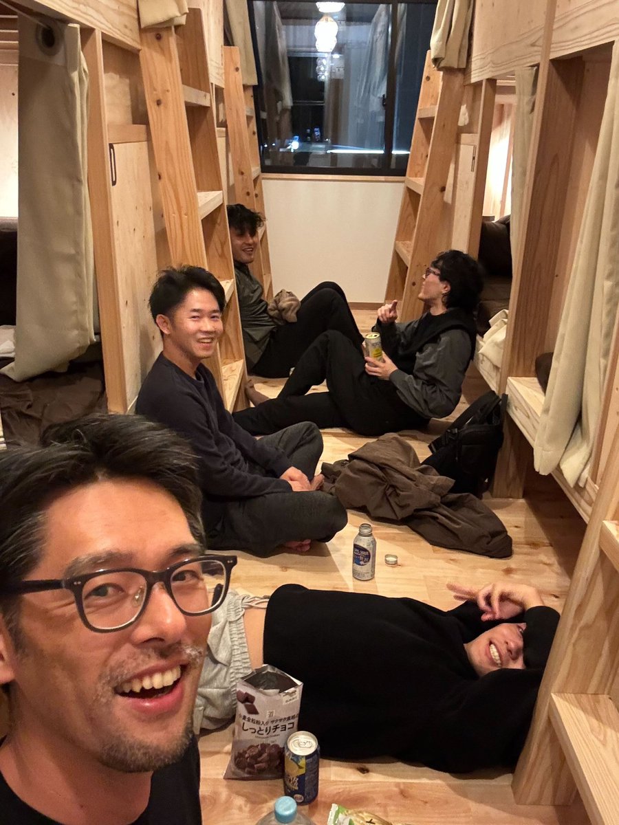 TakumaSaeki0701's tweet photo. クアンド合宿で県外組は、友人の＠k_yasuhiro24 が企画運営している @fghcamp 「Fukuoka Guesthouse Camp」にお世話になりました(プレオープン試泊会に参加、感謝です)。木の香りが良くてもちろん設備も全て出来立てで綺麗。博多からも天神からも近くて有り難い。メンバーも夜中まで語り合ったみたい！ https://t.co/nVyO3GQ3Q0