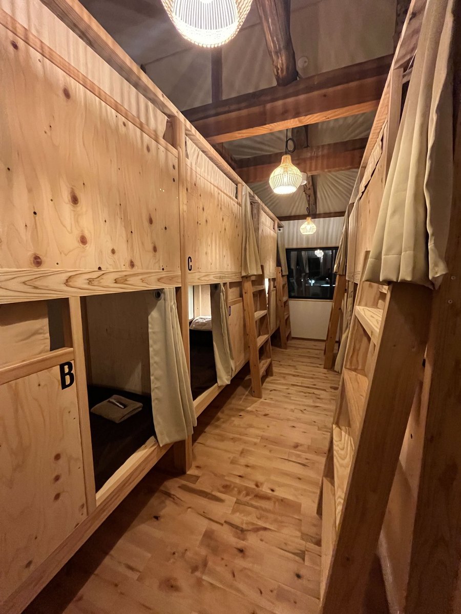 TakumaSaeki0701's tweet photo. クアンド合宿で県外組は、友人の＠k_yasuhiro24 が企画運営している @fghcamp 「Fukuoka Guesthouse Camp」にお世話になりました(プレオープン試泊会に参加、感謝です)。木の香りが良くてもちろん設備も全て出来立てで綺麗。博多からも天神からも近くて有り難い。メンバーも夜中まで語り合ったみたい！ https://t.co/nVyO3GQ3Q0
