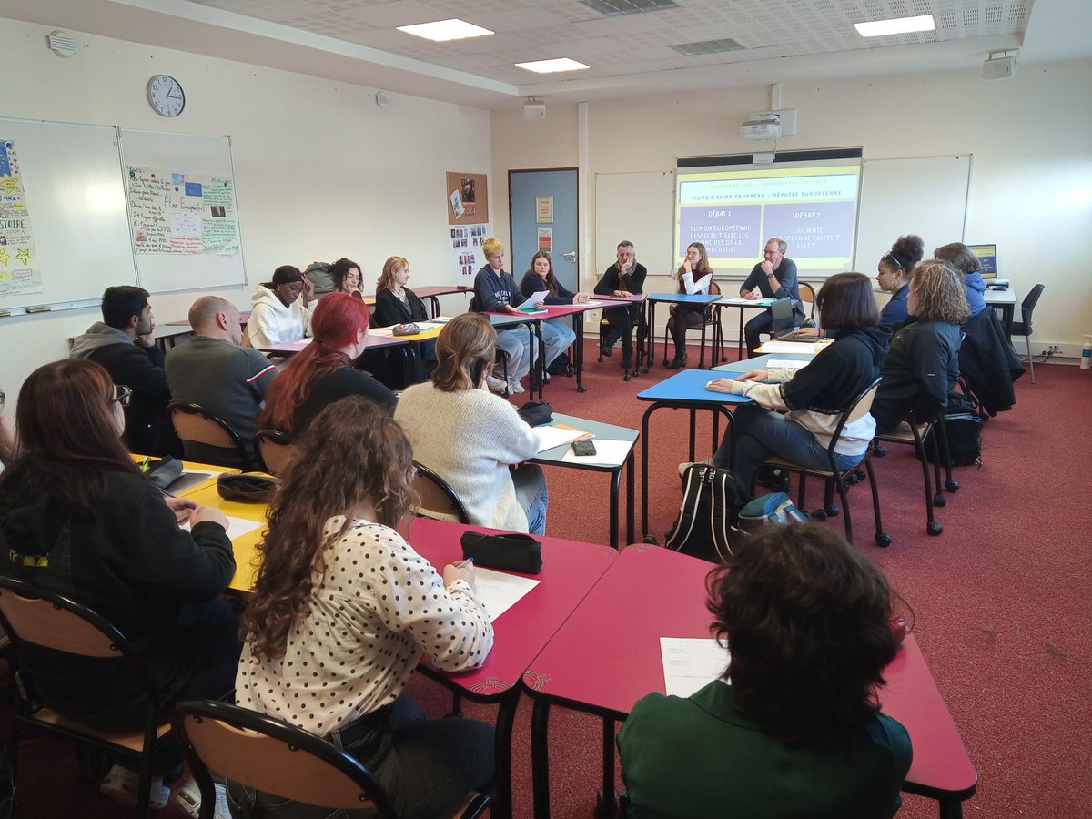 Journée sur l'europe au microlycée <a href="/RegionNormandie/">Région Normandie</a>  <a href="/ac_normandie/">Académie de Normandie</a>.
Nous avons accueilli la députée européenne emma fourreau <a href="/emma_frr/">Emma Fourreau</a> pour des echanges et débats sur les institutions et l'identité européenne. Merci à elle pour sa venue et sa disponibilité