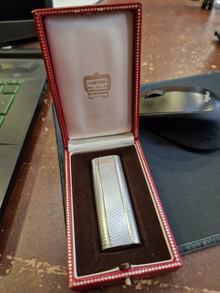 Foukitz's tweet photo. J'ai une belle sélection de briquets à vendre pour le mois de décembre avec du Cartier et Dupont : https://t.co/MgwTLpZ8Ig