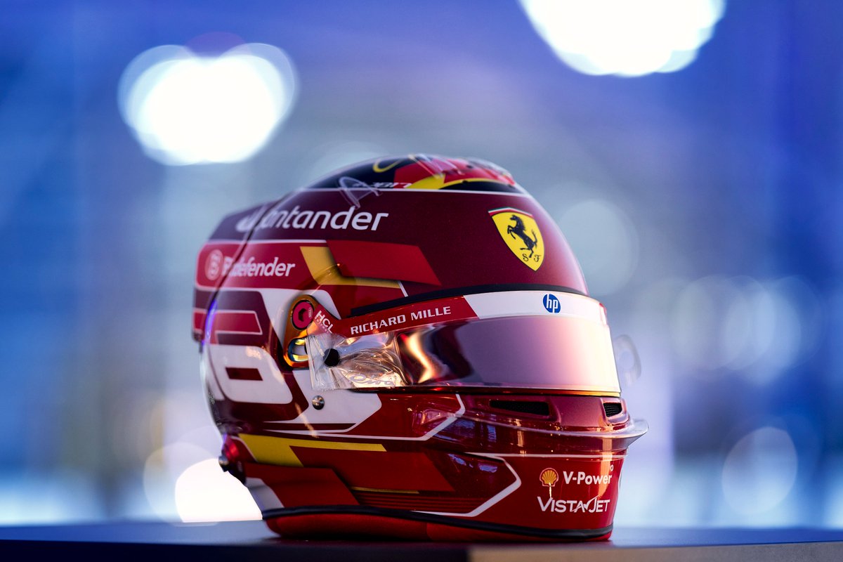 ScuderiaFerrari's tweet photo. Muchas Gracias, Carlos 🌶️

@Charles_leclerc’s helmet for this weekend will be dedicated to his team-mate of four years @Carlossainz55 👌

#AbuDhabiGP 🇦🇪 #F1 https://t.co/Awxb2XHWwO