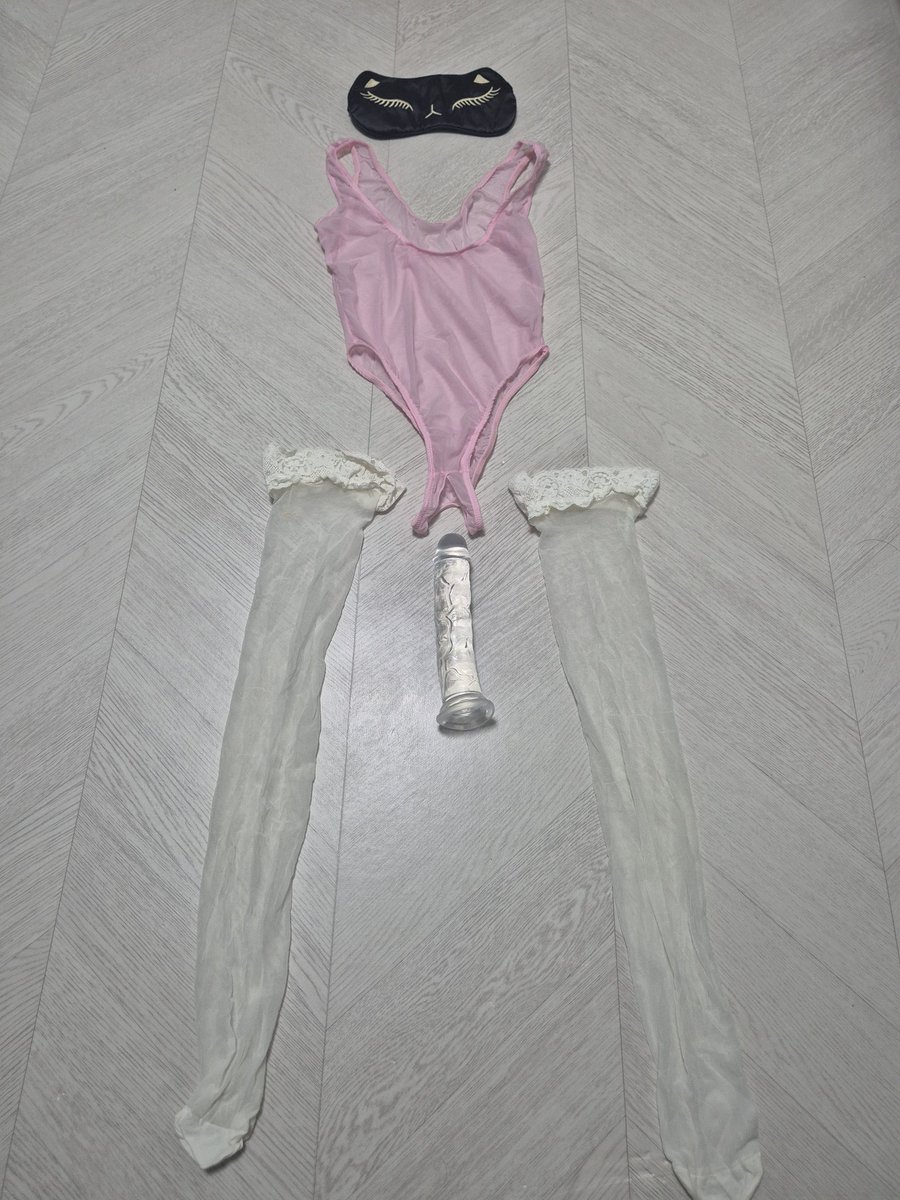 대통령때문에 대한민국이 시끄럽지만
저는 할일은 해야겠습니다.ㅎㅎ
오늘은 이조합으로 입혀볼까하는데 어떤가요? 보기만해도 벌써 꼴릿 하네요.
섹스한지 5일밖에 안됐지만 빨리입은 모습이 보고싶어서 오늘도 달립니다.
인공자지가 내꺼보다긴데 다들어갈지 모르겠네.ㅎㅎ
아들아 빨리자렴~~