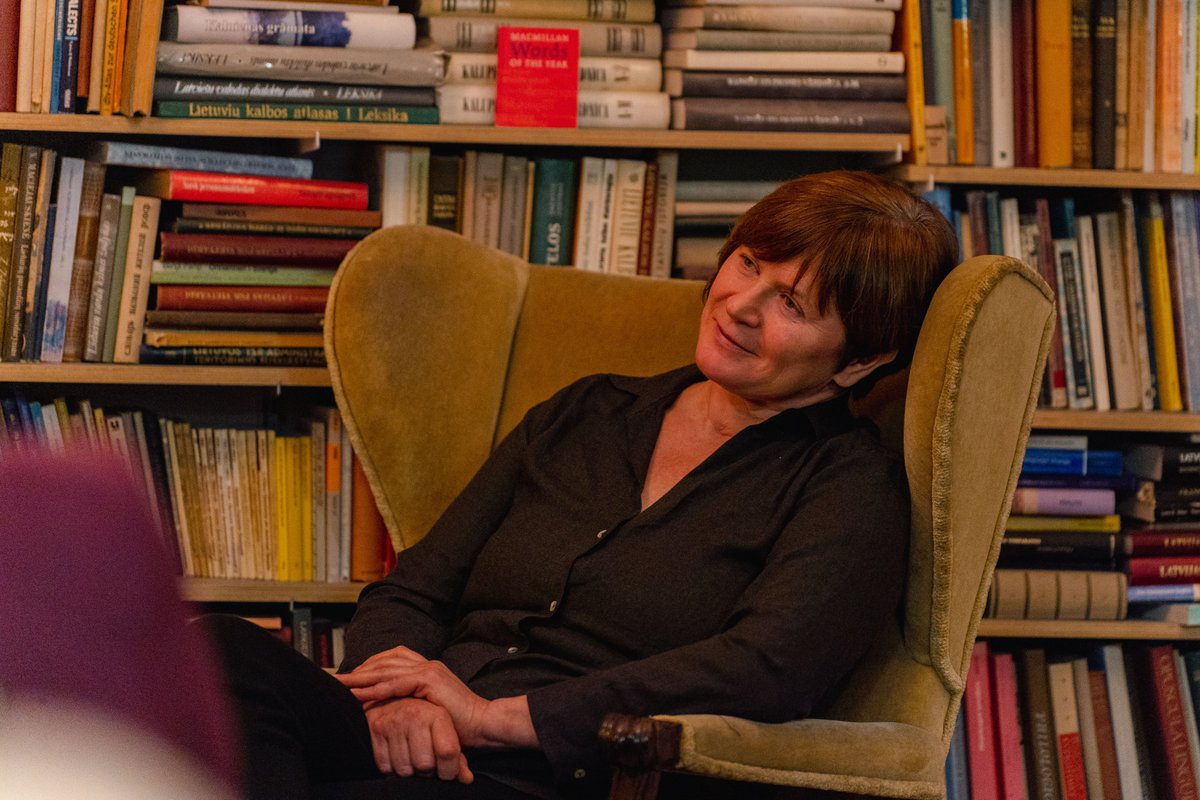 5. decembrī <a href="/ValoduMaja/">Valodu māja</a> notika tikšanās ar emigrācijā dzīvojošajām baltkrievu prozaiķēm Evu Vežnavecu un Hannu Jankutu. Pasākumā piedalījās arī tulkotāja Māra Poļakova  (<a href="/marapuki/">Māra Poļakova</a>), sarunu vadīja Ingmāra Balode (<a href="/IngmBalode/">Ingmāra Balode</a>)

Paldies visiem!♥️

Foto:
prozaslasijumi.lv/post/baltkriev…