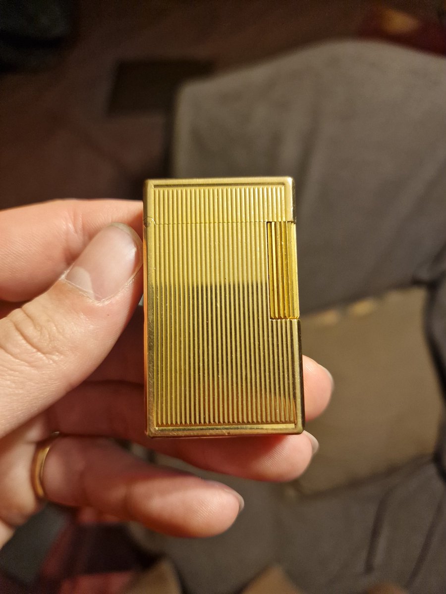 Foukitz's tweet photo. Cadeau de financier ou de mafieux des 80's pour Noël mdrrr

Tous les briquets sont vendus avec révision et restauration, prêt à l'emploi et bon pour 10 ans de fonctionnement. 

(Dm pour information ou liste des briquets) https://t.co/y6u1tpOBB0