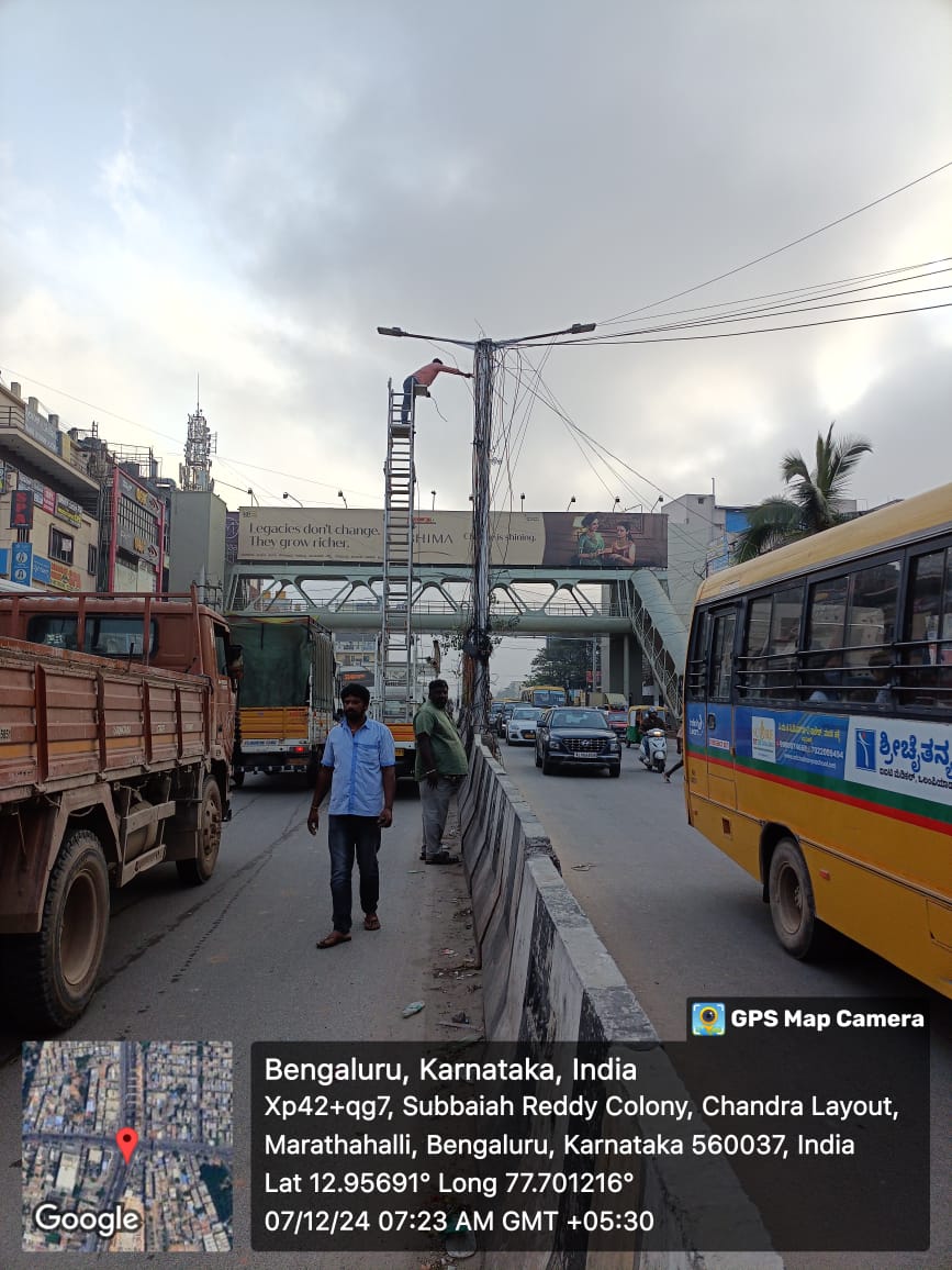 BCCCofficial's tweet photo. Removing illegal Over head cables near Marathhalli bridge, #mahadevapura  zone.

#BBMP #BBMPCares #bbmpchiefcommissioner #DKShivakumar https://t.co/0tbi7eVbIH