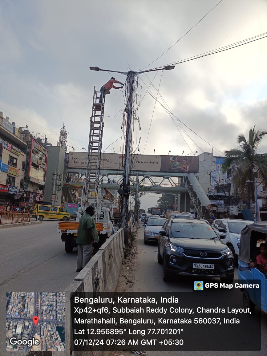 BCCCofficial's tweet photo. Removing illegal Over head cables near Marathhalli bridge, #mahadevapura  zone.

#BBMP #BBMPCares #bbmpchiefcommissioner #DKShivakumar https://t.co/0tbi7eVbIH
