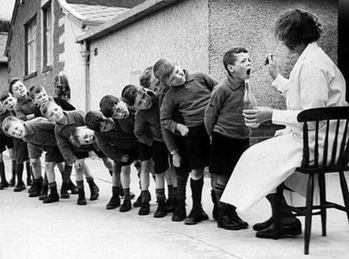 libertaire10's tweet photo. "L'huile de foie de morue" par Robert Doisneau. 1948. https://t.co/kmjd8Chaaw