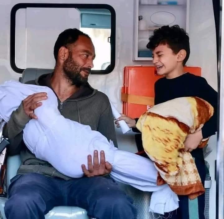 A bullet was extracted by doctors from the body of a two-year-old girl after she was hit by an occupation drone inside a shelter school in Deir al-Balah, central Gaza Strip. Her father and twin brother are crying over her. 💔💔💔💔😢🍉🇵🇸