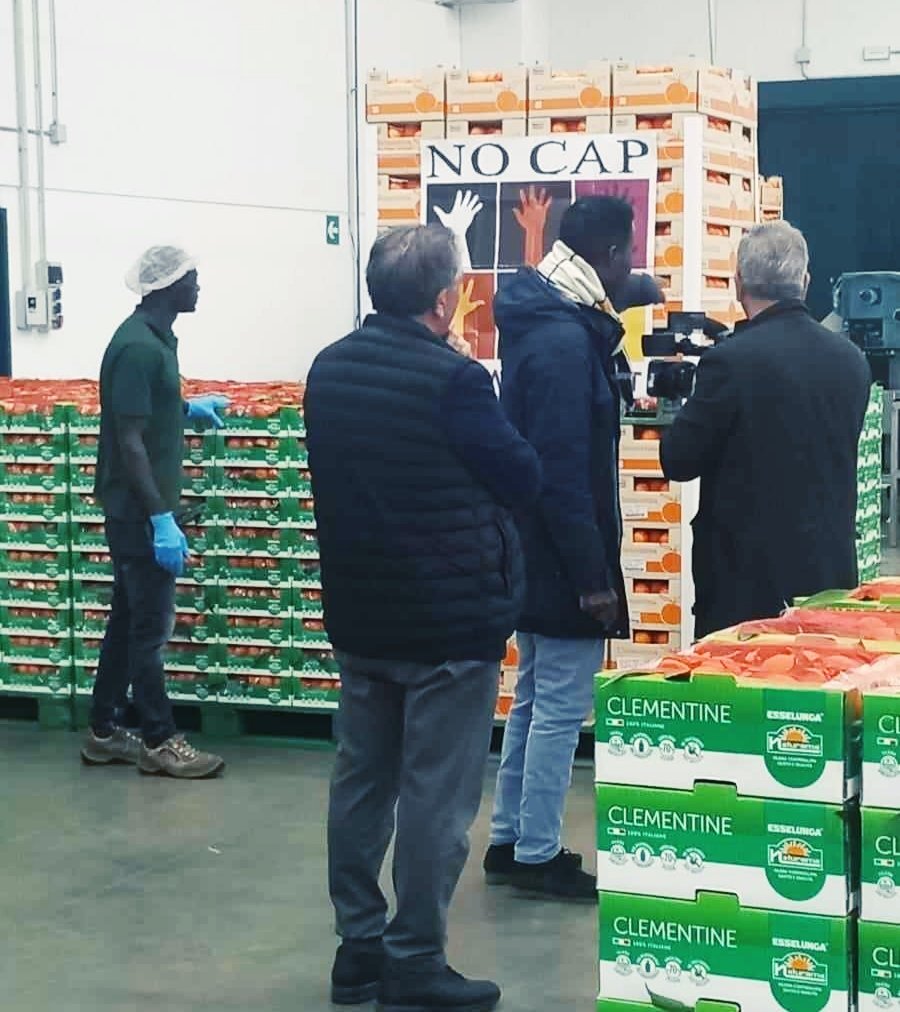 No_Cap_'s tweet photo. Dopo la stagione estiva dei #pomodori in Puglia, ci siamo spostati in #Calabria, dov'è in corso la raccolta invernale degli agrumi.
Seguiamo così il percorso dei lavoratori stagionali, in modo da non dare tregua ai #caporali. (1/2) https://t.co/0u1y0IZug6