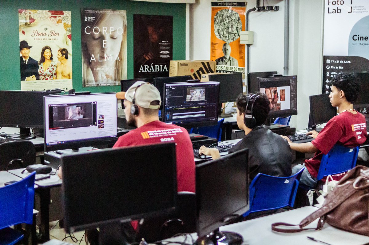 🎥✏️O GIFF também é formação e capacitação em cinema!

Essa semana oferecemos oficinas gratuitas em áreas como edição, direção de fotografia e curadoria. 

Obrigado pela participação pessoal!

#GIFF #FiomFestival #FestivalInterDeGoiania #CinemaEmGoiás