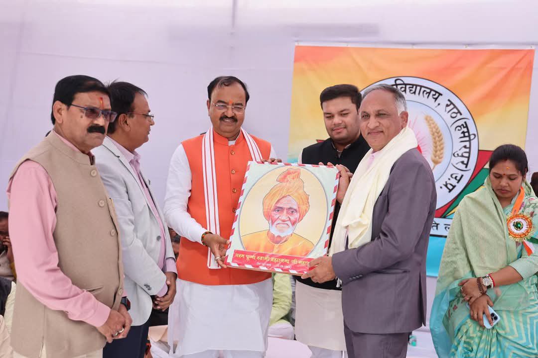 Akanksha Singh (@akankshasi76161) on Twitter photo "Congratulations to Dr. Shiv for being honoured by Brahmanand University, Rath, UP, India, for his pioneering contributions to pulse crop improvement and global pulse research
#PulseResearch #Innovation <a href="/ShivKAgrawal/">Shiv Agrawal</a> <a href="/ICARDA/">ICARDA</a> <a href="/BaumBCI/">Michael Baum</a> "Congratulations to Dr. Shiv for being honoured by Brahmanand University, Rath, UP, India, for his pioneering contributions to pulse crop improvement and global pulse research
#PulseResearch #Innovation <a href="/ShivKAgrawal/">Shiv Agrawal</a> <a href="/ICARDA/">ICARDA</a> <a href="/BaumBCI/">Michael Baum</a>