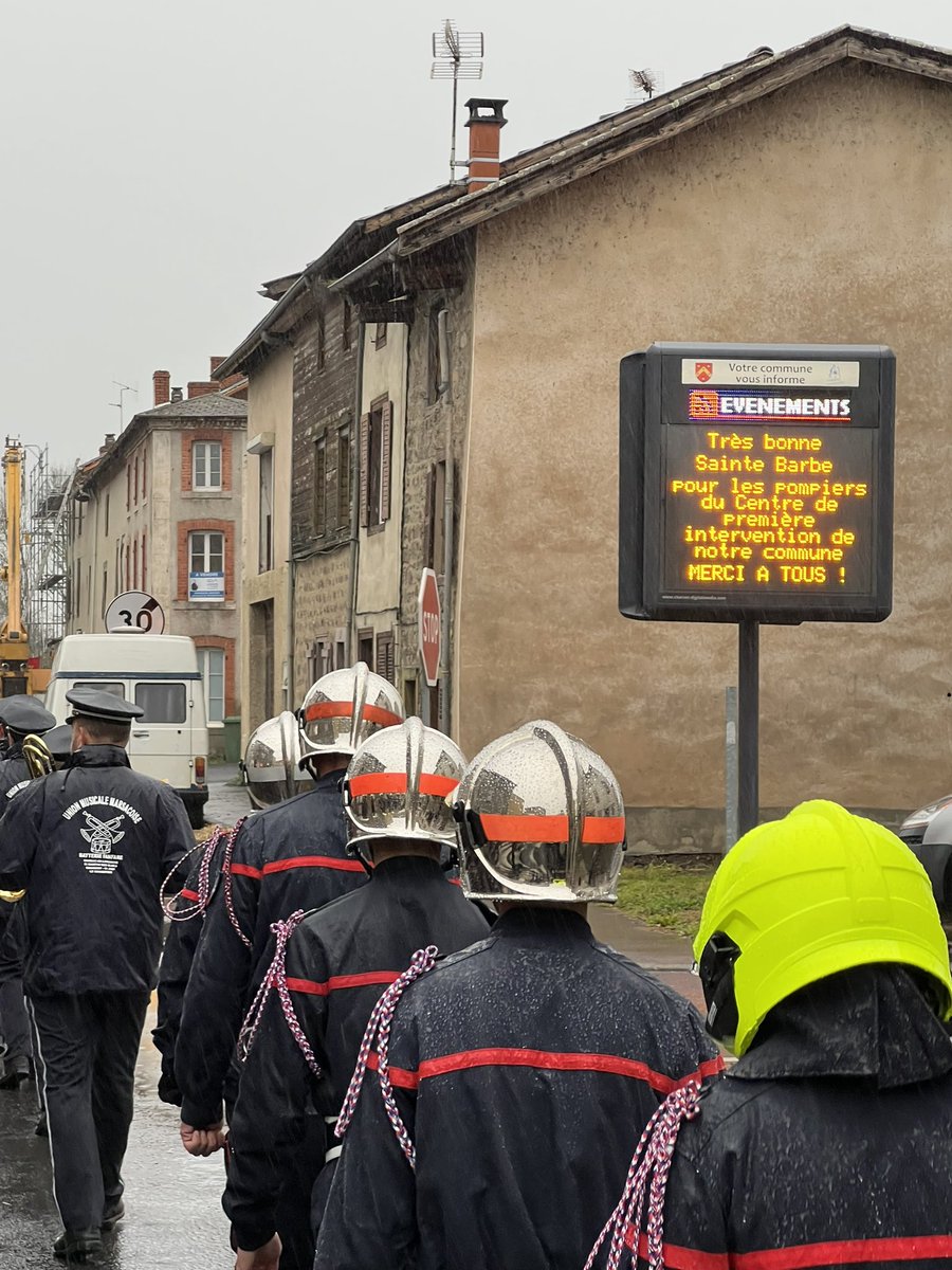 michel_sauvade's tweet photo. Sainte-Barbe au CPI de @MarsacenLivrado @SDIS_63 @Prefet63 : hausse du nombre d’interventions, disponibilité impressionnante (plus de 120 jours par sapeur-pompier volontaire..). 1/2 https://t.co/BsS84aVifT