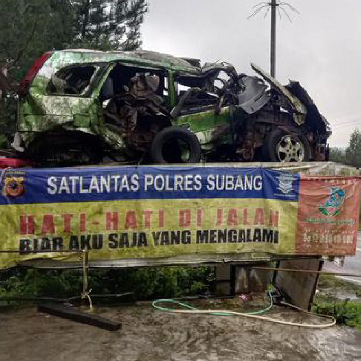 56 korban meninggal di Tanjakan Emen sejak tahun 2009. Setiap kronologi kecelakaan di jalur lintas Subang - Bandung tidak lepas dari sosok bernama "EMEN".

Misteri apa yang terjadi sebenarnya? Atau banyak hal yang belum diketahui? Termasuk keluarga Pak Emen?

'A Thread'