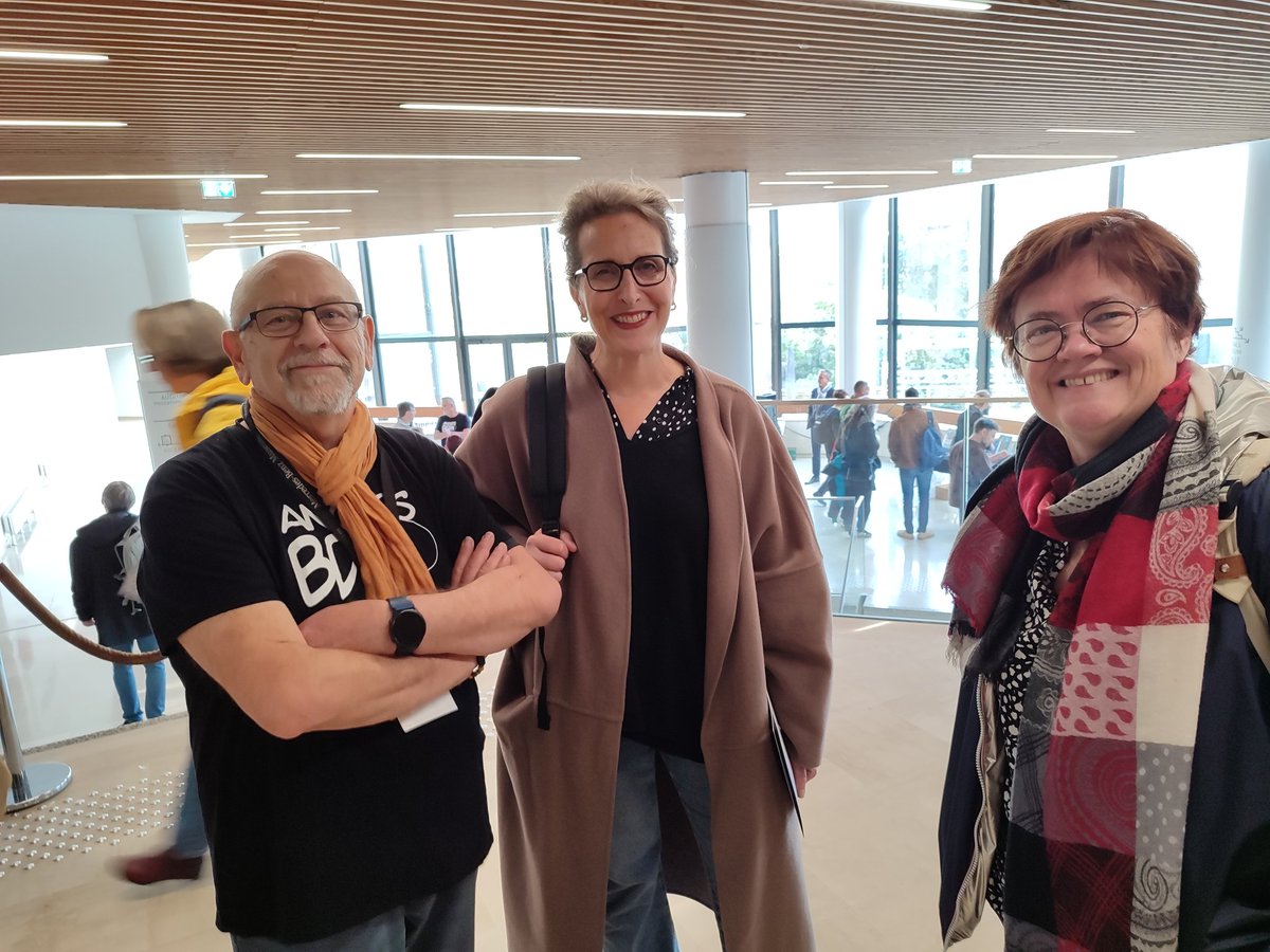 Bruno Goua (@brunogoua) on Twitter photo Passage au Festival Angers BD au Centre des Congrès.
Avec <a href="/SCamaraTombini/">Silvia CamaraTombini</a> et <a href="/RachelCapron/">Rachel Capron</a> Passage au Festival Angers BD au Centre des Congrès.
Avec <a href="/SCamaraTombini/">Silvia CamaraTombini</a> et <a href="/RachelCapron/">Rachel Capron</a>
