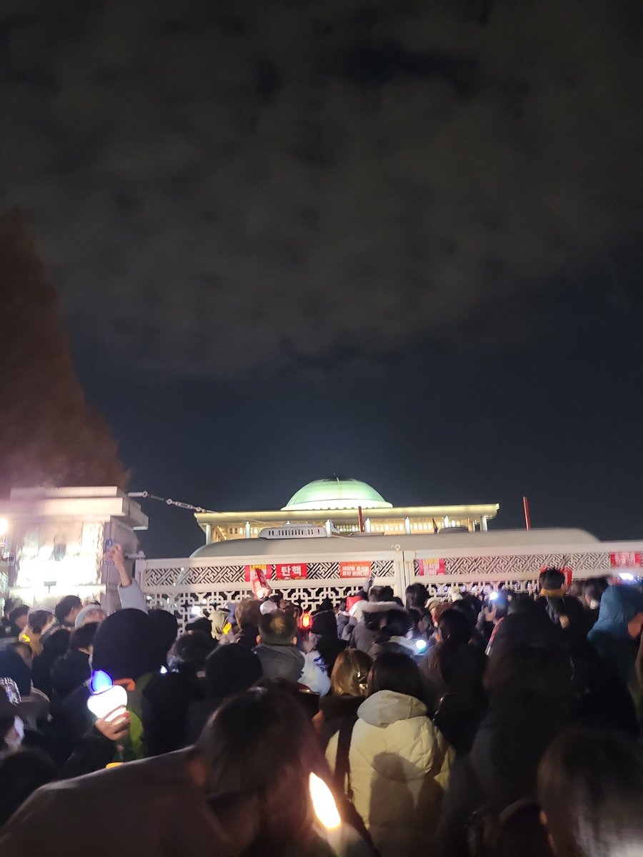 <a href="/candlemove/">촛불행동</a> 그럼요 오늘도 자리 지키고 있습니다!!
오늘은 인쇄된 문구 프린트해서 10장씩 가져왔으니, 혹시 원하시는분은 종이봉투모자 보면 피켓 달라고 찔러주세요🕯🕯 국회의사당 정문 쪽에 있어요!