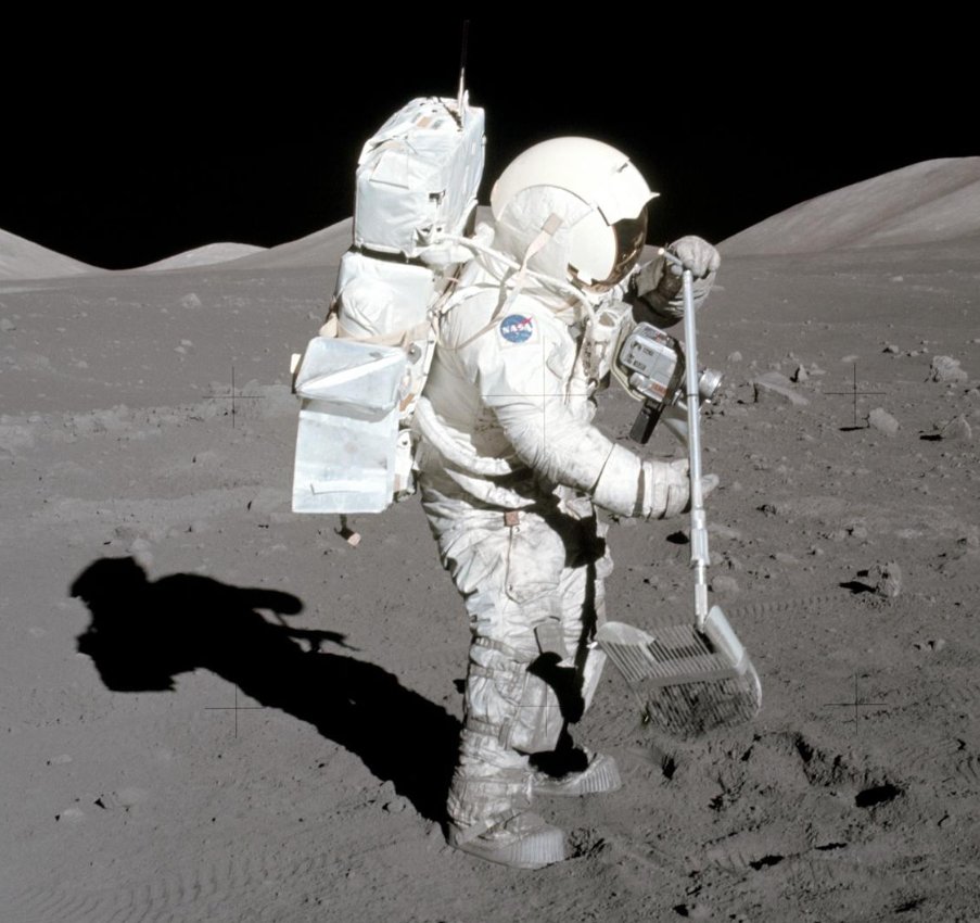 ¿Sabéis quien fue el segundo español que tocó suelo lunar?
Luis Carrero Blanco. 

Sí, en serio. Y esto no es un chiste; es una historia sobre la condición humana y el territorio (y la Guerra Fría).
🧵⤵️