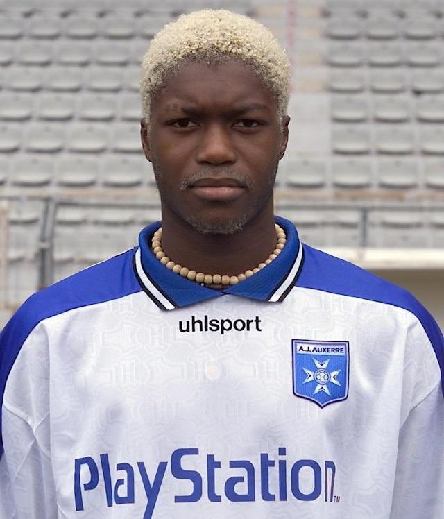 CultiFoot's tweet photo. 👱🏿‍♂️ Le logo de l'AJ Auxerre, l'équipementier Uhlsport, le sponsor PlayStation, et la fameuse teinture blonde de Djibril Cissé. Cette équipe était merveilleuse ! https://t.co/Xei4DZIteC