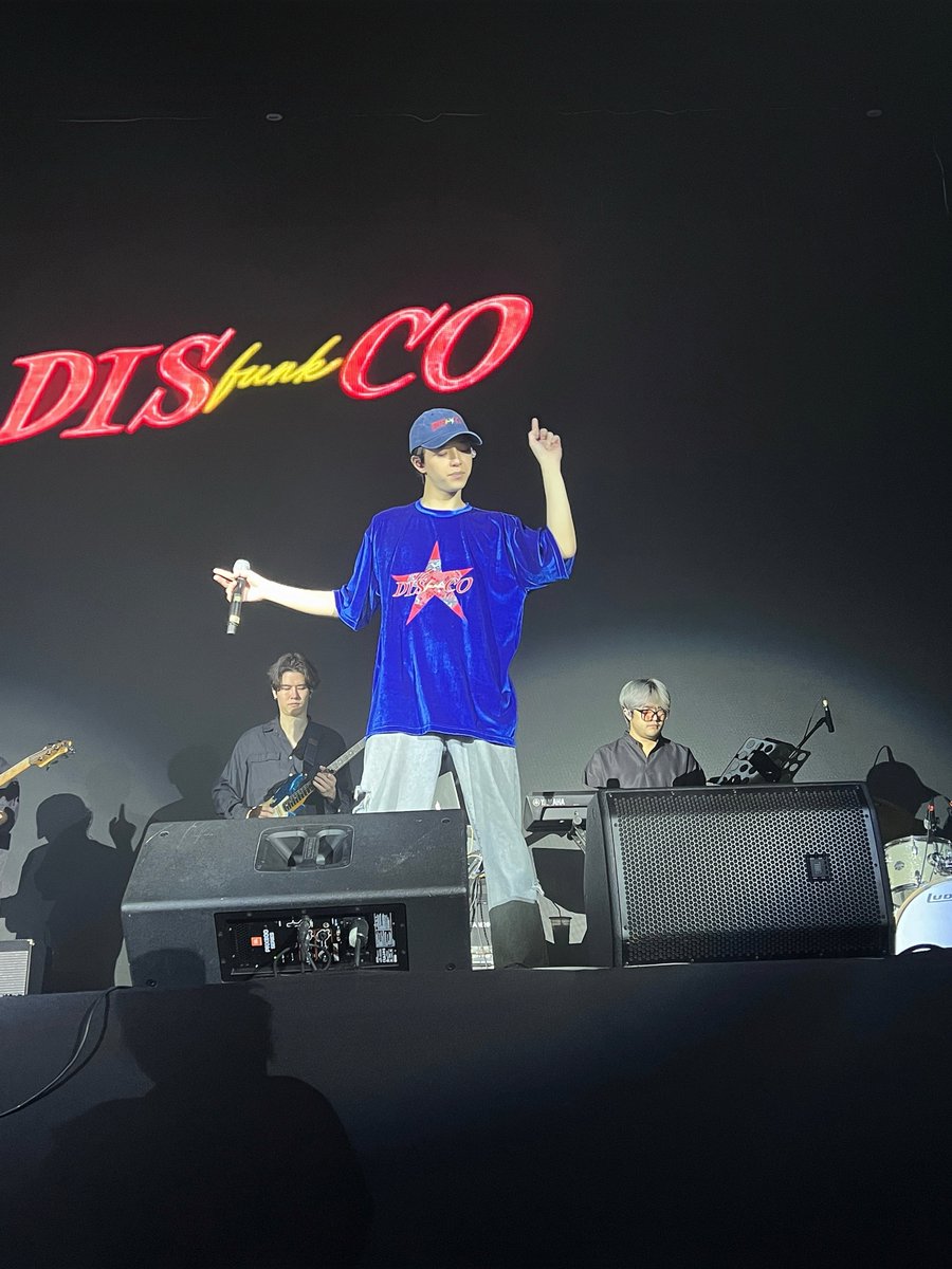 บาสมึงเป็นเด็กที่เก่งมากอยากให้คนทั้งโลกได้รู้ว่ามึงเก่งขนาดไหน ขอบคุณมากๆ ที่บังคับขู่เข็ญให้ขึ้นไปร้องเพลงแบบสดครั้งแรก และมั่นใจในตัวกูมากว่า“พี่ทำได้ ไม่ว่าจะเกิดอะไรขึ้นผมจะอยู่กับพี่เอง” หวังว่ากูจะไม่ทำคอนมึงพังนะ 55555 มึงเก่งมาก <a href="/basjtr/">bbasjtr</a> 

DISFUNKCO WITH BAS