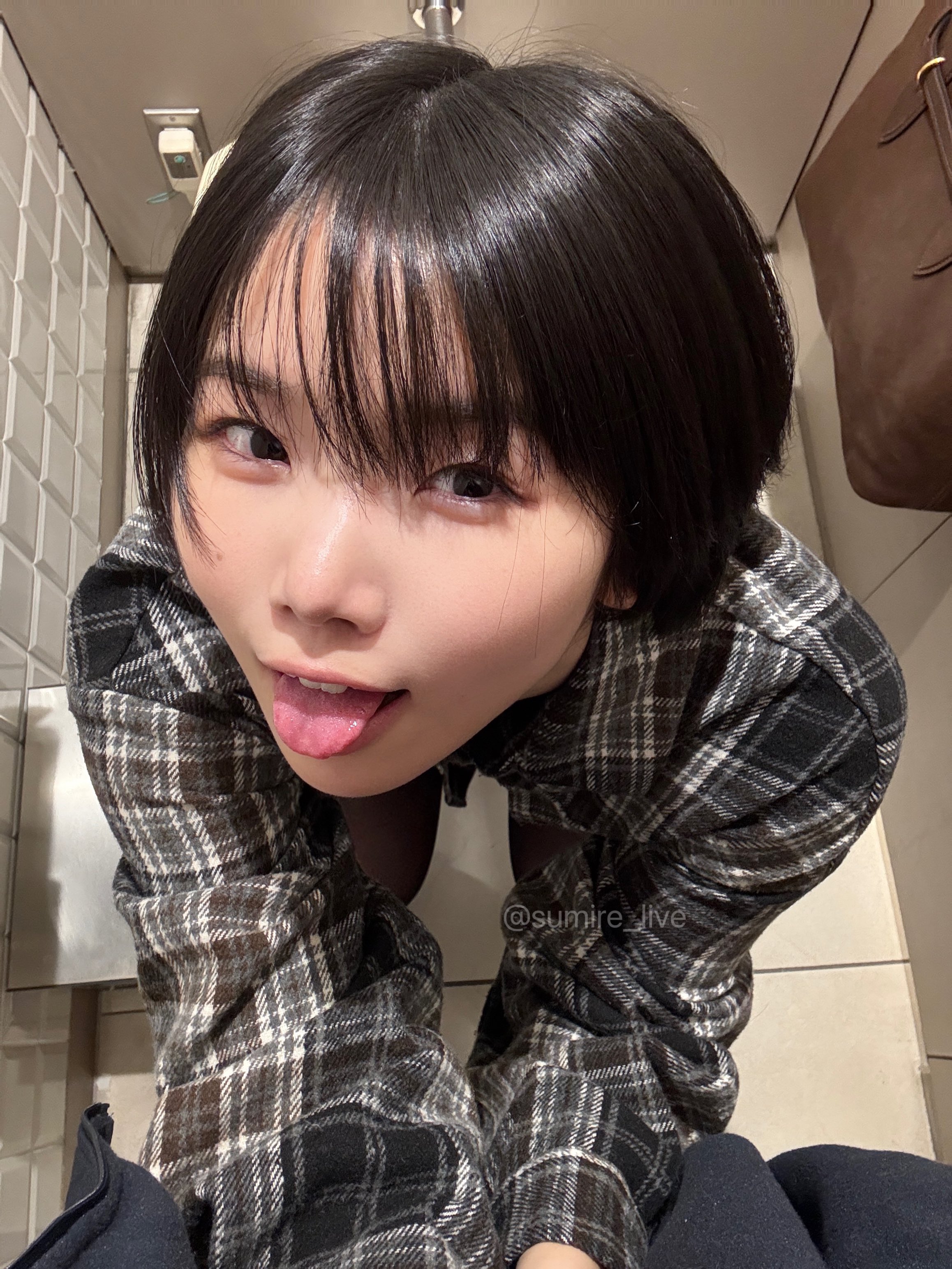 もうここでシちゃお？｜すみれchさん（@sumire_live）