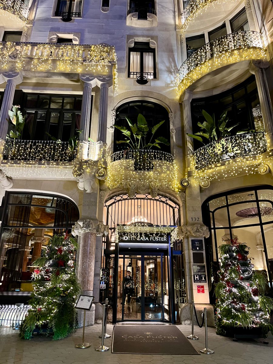 maarinina's tweet photo. Barcelona en navidad 🎄✨ https://t.co/aLQObB5MdH