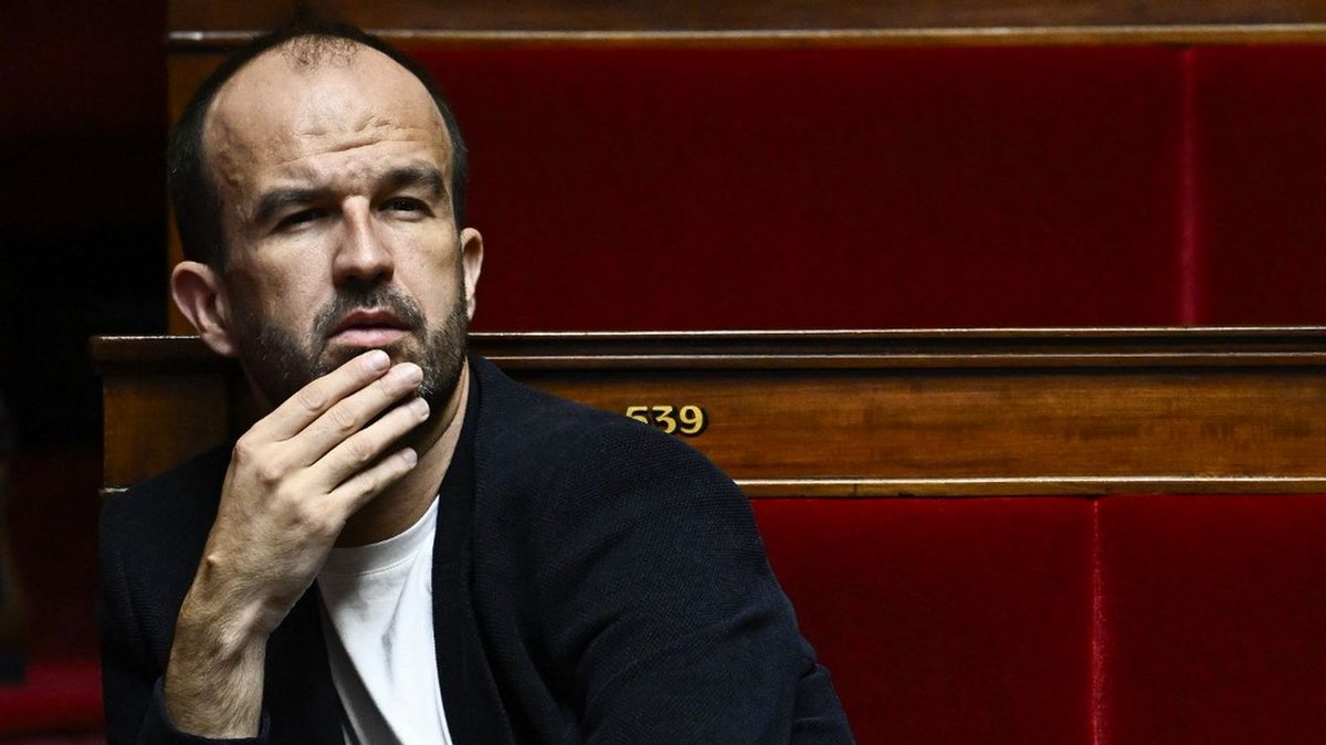 XNews_France's tweet photo. LFI a annoncé qu'elle ne se rendra pas à l'Élysée lundi pour des consultations avec Emmanuel Macron, suite à la nomination d'un nouveau Premier ministre. Manuel Bompard a exprimé le refus de l'invitation. #Politique #France 🇫🇷 (franceinfo) https://t.co/0847xMf6Ok