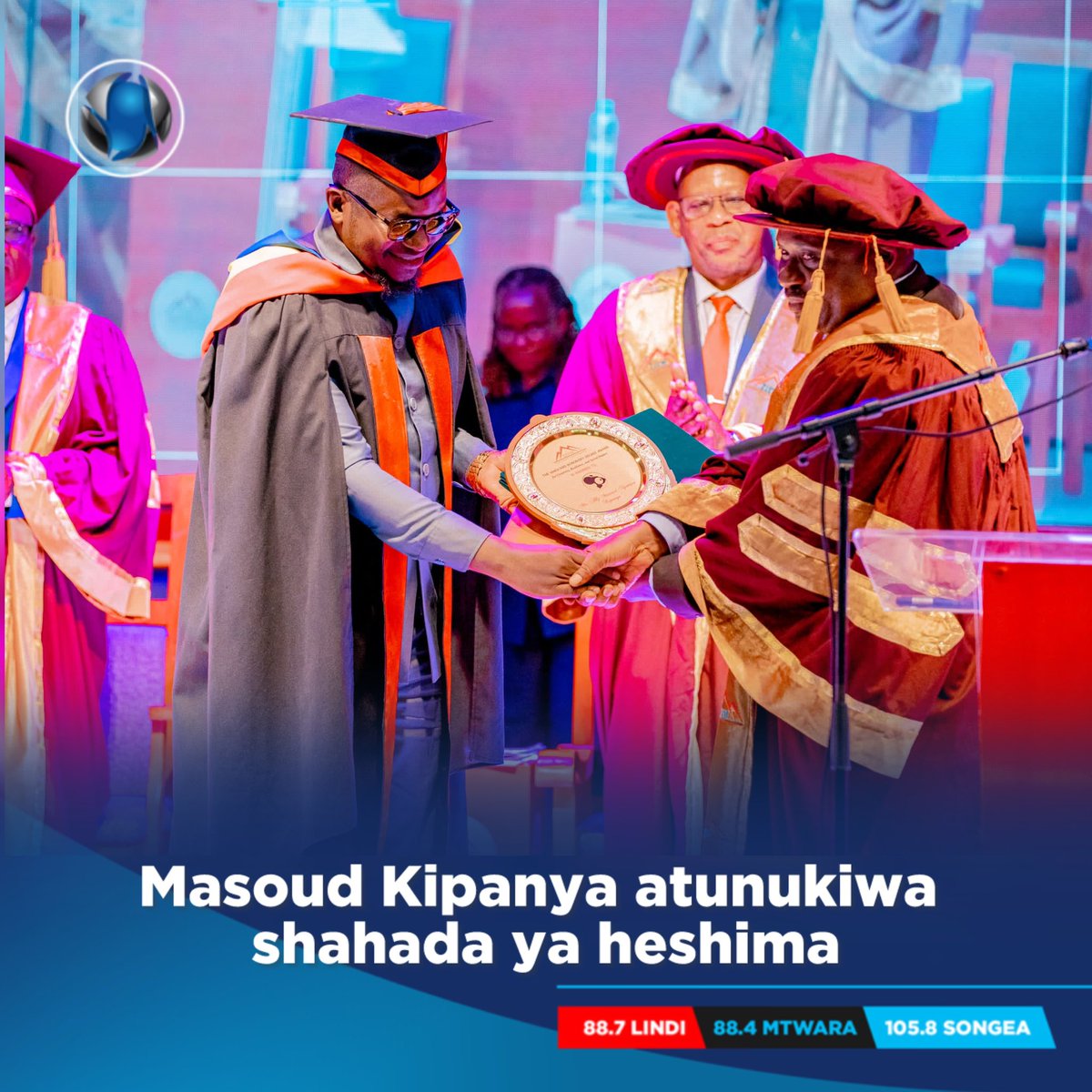CloudsMediaLive's tweet photo. Afisa Mtendaji Mkuu wa Kampuni ya kutengeneza magari ya umeme ya KAYPEE MOTORS, ambae pia ni GenC na mtangazaji kutoka Clouds Media Group, ALLY MASOUD NYOMWA maarufu kama @masoudkipanya, ametunukiwa shahada ya heshima inayotambua mchango wake kwenye jamii, ubunifu na ustahimilivu,  ambayo inatambulika kama Vanguard Honorary Degree for Creativity, Resilience and social impact.

Ametunukiwa shahada hiyo wakati wa mahafali ya tano ya chuo cha usimamizi wa miradi, ufuatiliaji na uhakiki wa ubora Tanzania TIPM ( Tanzania Institute of project Management), Jijini Dar es salaam.

#Clouds25 #GenCFlevaDay #GenC4Life #AsanteKwaTafu