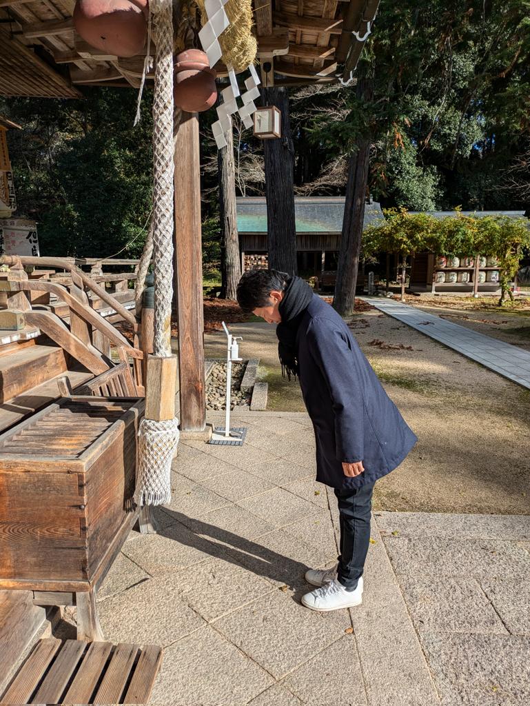 motohikosaitoH's tweet photo. 本日は但馬に行きました。
まずは出石神社で参拝させていただき、心静かなひとときを。

ランチは伝統の出石皿そばへ。
今日は10皿いただきました。
寒さが増すこの季節、蕎麦の香り一層引き立ちます。

帰路、朝来市和田山で旬の岩津ねぎを購入。「天ぷらがおすすめ」とのこと。楽しみです。 https://t.co/vR5KyjST7H
