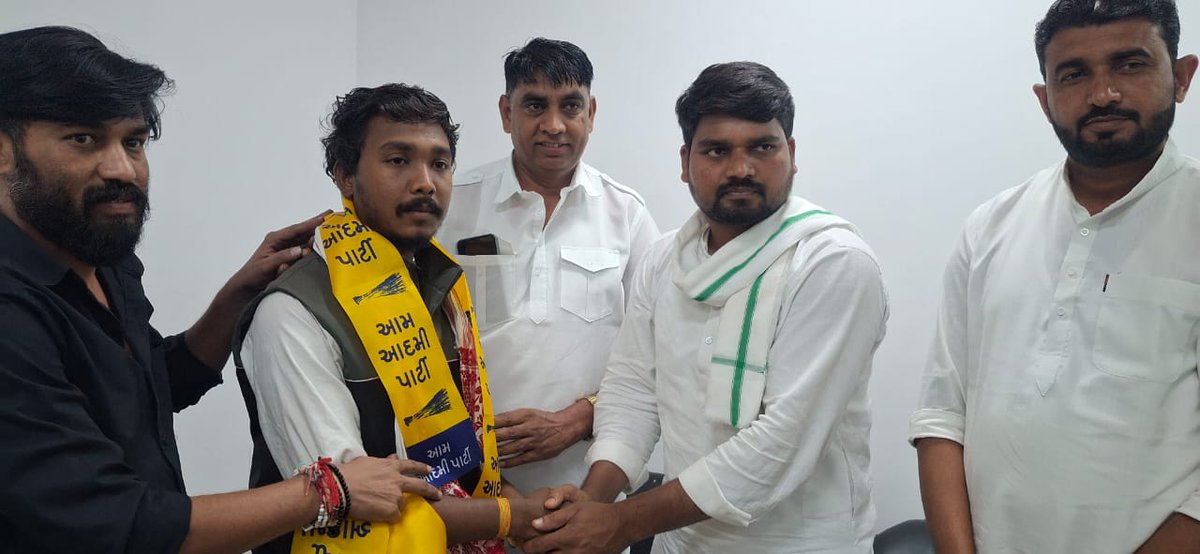 KrishnaCharel1's tweet photo. #Joined_AAP 

નવો દિવસ છે નવી શરૂઆત કરીએ કાલે હારી ગયા હતા તો શું થયું ? ચાલો આજે નવી શરૂઆત કરીએ 💪🏻

ડેડીયાપાડા ના ધારાસભ્ય શ્રી ચૈતરભાઈ વસાવા ના હસ્તે આમ આદમી પાર્ટીમાં જોડાયા.

@AAPGujarat @Chaitar_Vasava @AamAadmiParty @AAPDelhi @AAPPunjab @tv9gujarati https://t.co/U1CUVD0VVm