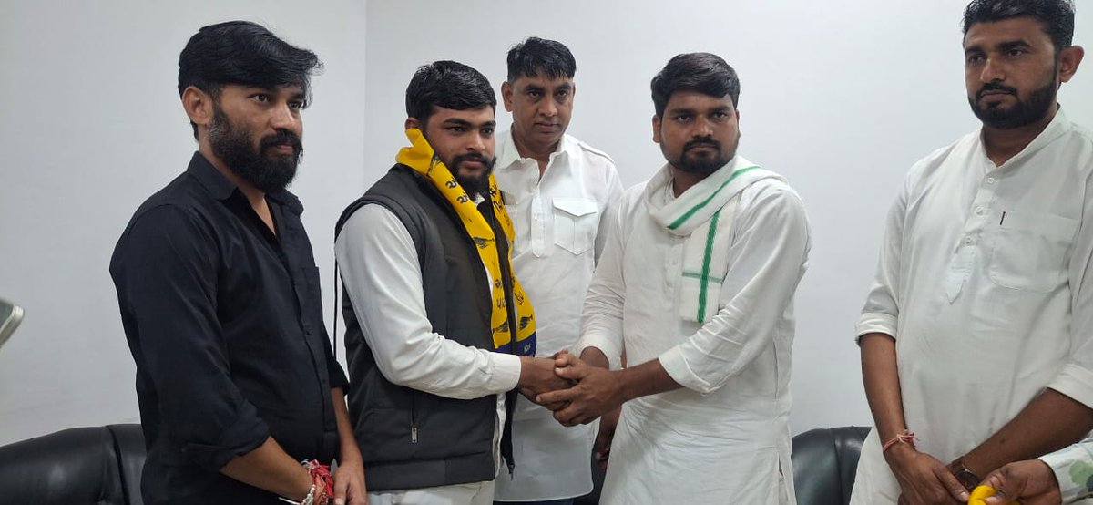 KrishnaCharel1's tweet photo. #Joined_AAP 

નવો દિવસ છે નવી શરૂઆત કરીએ કાલે હારી ગયા હતા તો શું થયું ? ચાલો આજે નવી શરૂઆત કરીએ 💪🏻

ડેડીયાપાડા ના ધારાસભ્ય શ્રી ચૈતરભાઈ વસાવા ના હસ્તે આમ આદમી પાર્ટીમાં જોડાયા.

@AAPGujarat @Chaitar_Vasava @AamAadmiParty @AAPDelhi @AAPPunjab @tv9gujarati https://t.co/U1CUVD0VVm
