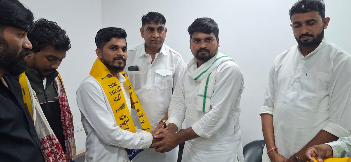 KrishnaCharel1's tweet photo. #Joined_AAP 

નવો દિવસ છે નવી શરૂઆત કરીએ કાલે હારી ગયા હતા તો શું થયું ? ચાલો આજે નવી શરૂઆત કરીએ 💪🏻

ડેડીયાપાડા ના ધારાસભ્ય શ્રી ચૈતરભાઈ વસાવા ના હસ્તે આમ આદમી પાર્ટીમાં જોડાયા.

@AAPGujarat @Chaitar_Vasava @AamAadmiParty @AAPDelhi @AAPPunjab @tv9gujarati https://t.co/U1CUVD0VVm