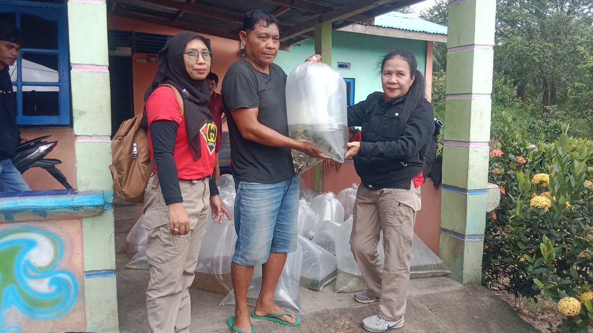 AdenRadianus's tweet photo. Jumat 06/12-2024
Luhkan Bengkayang bersama Dinas Perikanan Kabupaten Bengkayang menyerahkan bantuan Benih Ikan di Pokdakan Nangun Sundu Desa Bani Amas Kec. Bengkayang yang terdiri dari benih Mas, Nila, Jelawat dan Patin
#giatluhkansatminkaltegal
#giatluhkanbengkayang https://t.co/oEMhWp3xF1