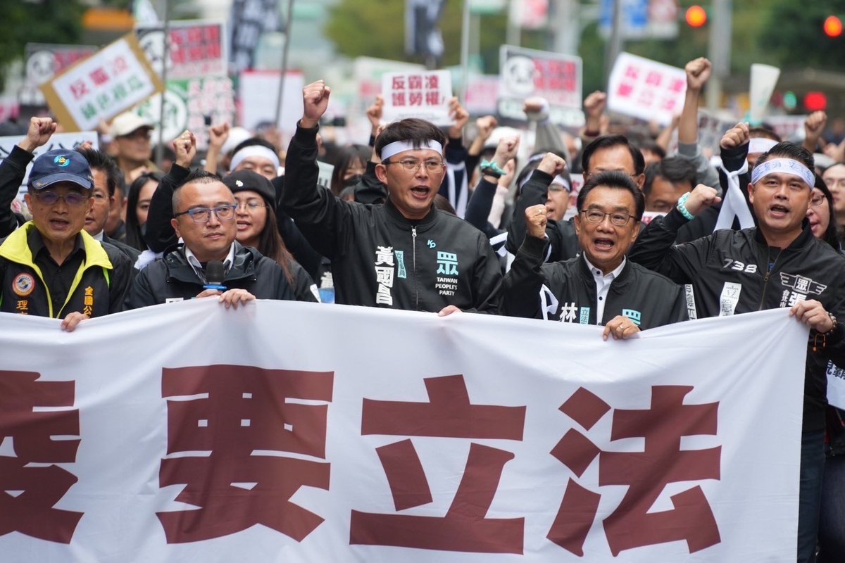 TPP_Taiwan's tweet photo. The Taiwan People's Party (TPP) held a "Stop Bullying, Protect Labor Rights" civil march this afternoon, joined by over 10 labor and civil servant organizations, with more than 3,000 participants. The march was live-streamed on the "Voice of the People" and Ko Wen-je's YouTube channel, garnering over 170,000 views. This march not only aimed to express the Taiwanese people's outrage over the Ministry of Labor's civil servant tragedy but also to convey three key demands to President Lai Ching-te: "legislate anti-bullying laws, support unions for police and firefighters, and protect whistleblowers."

Eight years ago, former President Tsai Ing-wen said laborers were "the softest spot in her heart," promising to increase wages and reduce working hours for workers nationwide. However, these commitments were entirely unfulfilled, with the Labor Standards Act being amended unfavorably and seven public holidays removed. Now, as Lai Ching-te transitions from Premier to President, the Ministry of Labor has again been embroiled in a civil servant bullying incident that led to suicide.

The Taiwan People's Party Legislative Caucus has already drafted a "Special Anti-Bullying Act," pledging to ensure workplace health for all workers. The TPP also urges the government to stop blocking civil servants from forming unions.