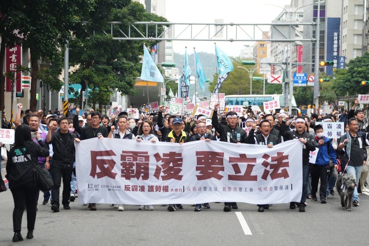 TPP_Taiwan's tweet photo. The Taiwan People's Party (TPP) held a "Stop Bullying, Protect Labor Rights" civil march this afternoon, joined by over 10 labor and civil servant organizations, with more than 3,000 participants. The march was live-streamed on the "Voice of the People" and Ko Wen-je's YouTube channel, garnering over 170,000 views. This march not only aimed to express the Taiwanese people's outrage over the Ministry of Labor's civil servant tragedy but also to convey three key demands to President Lai Ching-te: "legislate anti-bullying laws, support unions for police and firefighters, and protect whistleblowers."

Eight years ago, former President Tsai Ing-wen said laborers were "the softest spot in her heart," promising to increase wages and reduce working hours for workers nationwide. However, these commitments were entirely unfulfilled, with the Labor Standards Act being amended unfavorably and seven public holidays removed. Now, as Lai Ching-te transitions from Premier to President, the Ministry of Labor has again been embroiled in a civil servant bullying incident that led to suicide.

The Taiwan People's Party Legislative Caucus has already drafted a "Special Anti-Bullying Act," pledging to ensure workplace health for all workers. The TPP also urges the government to stop blocking civil servants from forming unions.