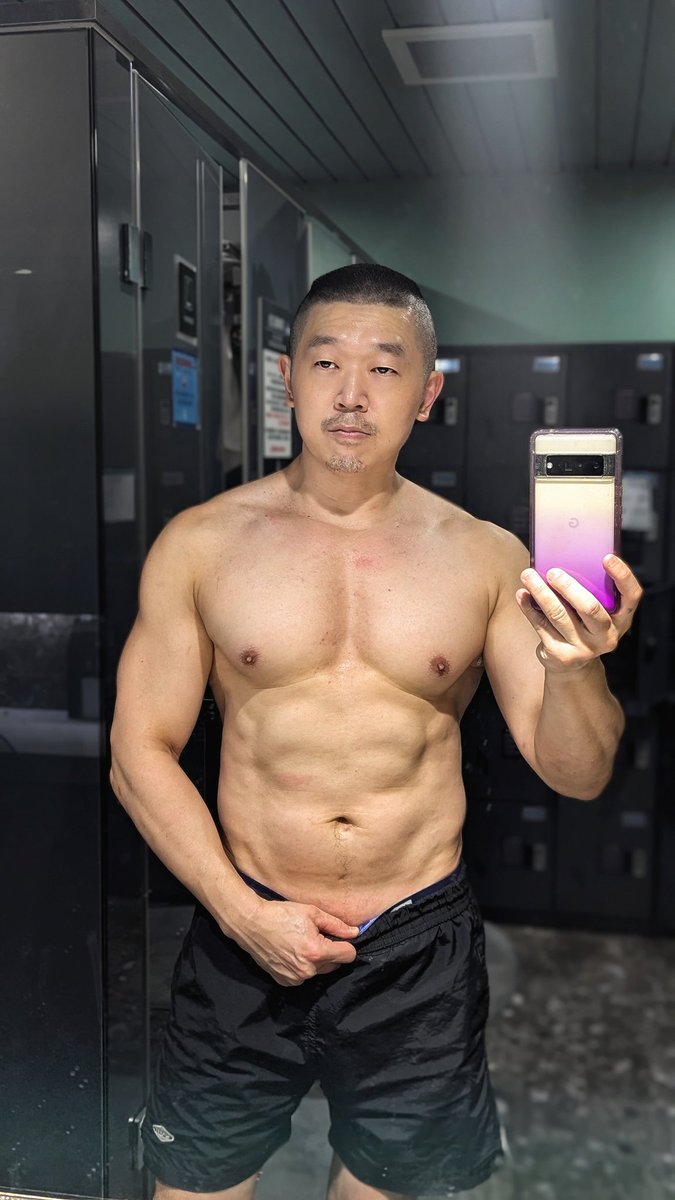Levin_Lo_TW's tweet photo. 其實我喜歡自己留長髮
但大學以後就留不住了
稍微長一點就覺得很癢
一至兩週就像全部剃掉
真的不知當年怎有耐心
#狀態記錄 https://t.co/SwIbDpX14H