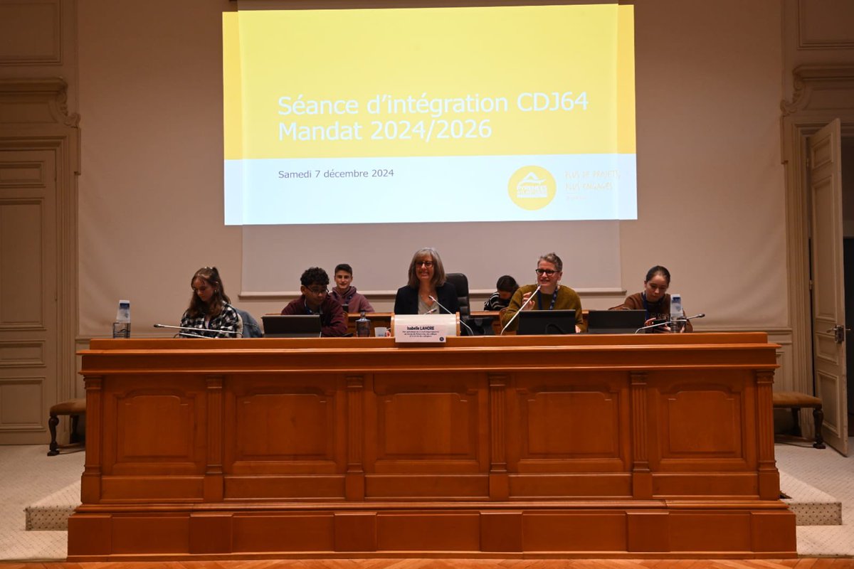 departement64's tweet photo. [Education64] Séance d’intégration des collégiens membres élus du Conseil départemental des jeunes ce matin au Parlement de Navarre. 
L’occasion pour ces jeunes élus de découvrir l’hémicycle et l’institution pour leur installation.#le64 https://t.co/L90P44tldy